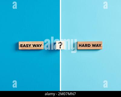 Les mots « Easy Way » et « Hard Way » sur des blocs de bois avec symbole de point d'interrogation. Dilemme ou choix entre choisir le concept de la manière facile ou difficile. Banque D'Images