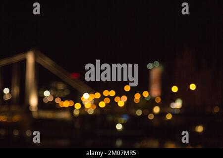 lumières floues d'une grande ville la nuit. Arrière-plan pour les photos de voyage. affiche publicitaire de bokeh. Banque D'Images