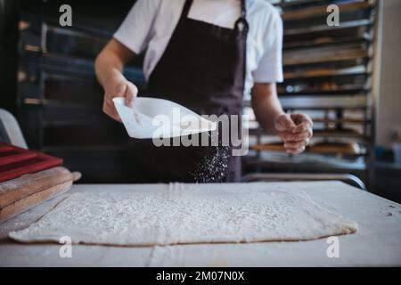 Gros plan de la boulangerie qui prépare des pâtisseries dans la boulangerie. Banque D'Images