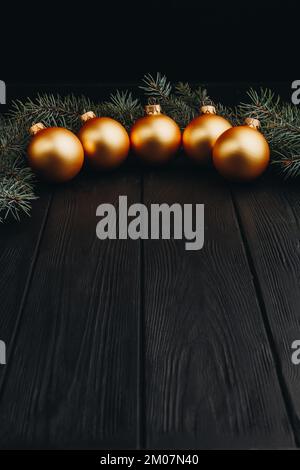 Décorations de noël colorées sur table en bois noir. Boules de Noël sur fond en bois. Vue de dessus, espace de copie. nouvelle année Banque D'Images