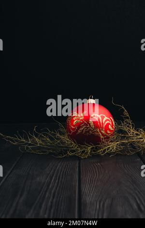 Composition de décoration de Noël du nouvel an. Vue de dessus des branches et des boules en fourrure sur fond de bois avec place pour votre texte. gros plan Banque D'Images