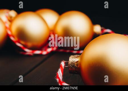 Décorations de noël colorées sur table en bois noir. Boules de Noël sur fond en bois. Vue de dessus, espace de copie. nouvelle année Banque D'Images