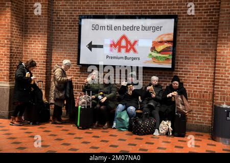 Copenhague/Danemark/04 décembre 2022/ voyageurs en train à la gare de la capitale danoise . (Photo. Francis Dean/Dean Pictures) Banque D'Images