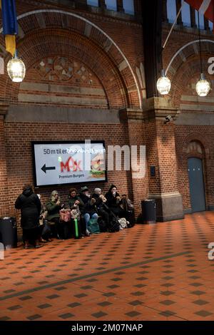 Copenhague/Danemark/04 décembre 2022/ voyageurs en train à la gare de la capitale danoise . (Photo. Francis Dean/Dean Pictures) Banque D'Images