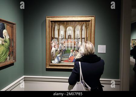 Une femme qui étudie une peinture du peintre néerlandais Rogier van der Weyden à la National Gallery, Londres, Royaume-Uni Banque D'Images