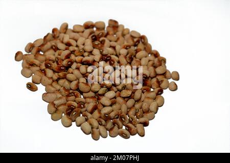 Pile de grains de haricots de pois à yeux noirs, légumineuse cultivée dans le monde entier pour son haricot comestible de taille moyenne, une sous-espèce du niébé, une plante du vieux monde Banque D'Images