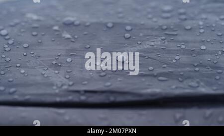 Vorokhta, Ukraine 12 juin 2022: Des gouttes de pluie sur une tente de Coleman, une tente étanche à double couche. Banque D'Images