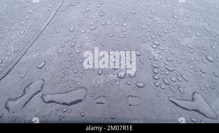 Vorokhta, Ukraine 12 juin 2022: Des gouttes de pluie sur une tente de Coleman, une tente étanche à double couche. Banque D'Images