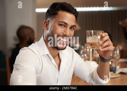 Homme, verre à whisky ou toast en soirée, dîner de luxe ou fête du nouvel an au Portugal entre amis. Portrait, sourire ou heureux Banque D'Images