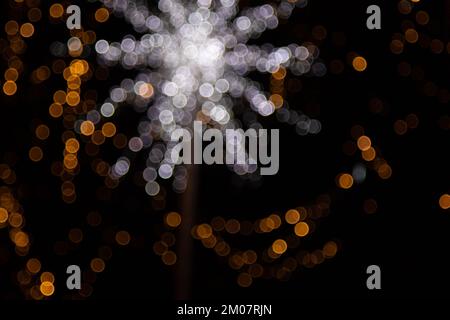 Doré jaune abstrait, orange lumières bokeh isolées sur fond noir avec espace de copie. Concept des fêtes et de la saison de Noël, ressources graphiques, gre Banque D'Images
