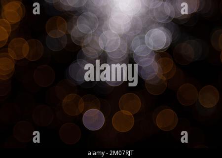 Doré jaune abstrait, orange lumières bokeh isolées sur fond noir avec espace de copie. Concept des fêtes et de la saison de Noël, ressources graphiques, gre Banque D'Images