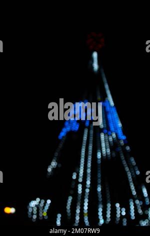 Doré jaune abstrait, orange lumières bokeh isolées sur fond noir avec espace de copie. Concept des fêtes et de la saison de Noël, ressources graphiques, gre Banque D'Images