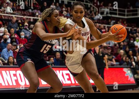 04 décembre 2022 Palo Alto CA, États-Unis Kiki Iriafen (44) avance à Stanford et se dirige vers le panier lors du match de basket-ball féminin NCAA entre Gonzaga Bulldogs et le Cardinal de Stanford. Stanford a battu Gonzaga 84-63 au pavillon des temples Palo Alto, CA. Thurman James /CSM Banque D'Images