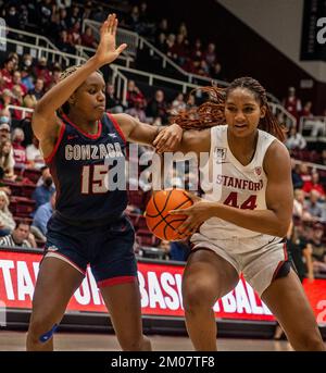 04 décembre 2022 Palo Alto CA, États-Unis Kiki Iriafen (44) avance à Stanford et se dirige vers le panier lors du match de basket-ball féminin NCAA entre Gonzaga Bulldogs et le Cardinal de Stanford. Stanford a battu Gonzaga 84-63 au pavillon des temples Palo Alto, CA. Thurman James /CSM Banque D'Images