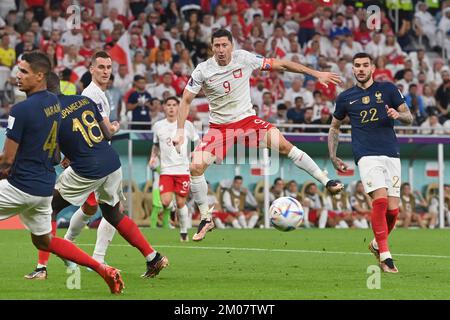 Robert LEWANDOWSKI (POL), action, re:HERNANDEZ Theo (FRA), Round of 16, Round of Sixteen, Match 52, France (FRA) - Pologne (POL) 3-1 sur 4 décembre 2022, stade Al Thumama. Coupe du monde de football 20122 au Qatar à partir de 20,11. - 18.12.2022 ? Banque D'Images