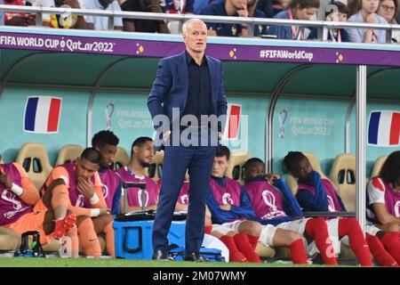 Doha, Katar. 04th décembre 2022. Entraîneur Didier DESCHAMPS (FRA), image unique, découpe, prise de vue du corps entier, figure entière. Round of 16, Round of seize, Game 52, France (FRA) - Pologne (POL) 3-1 le 12/04/2022, Stade Al Thumama. Coupe du monde de football 20122 au Qatar à partir de 20,11. - 18.12.2022 ? Credit: dpa/Alay Live News Banque D'Images