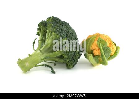 Chou-fleur jaune frais et coloré avec brocoli isolé sur fond blanc. Une alimentation saine Banque D'Images