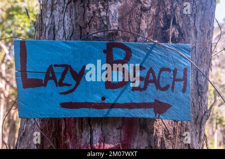 Un panneau peint à la main sur le sentier de la jungle entre Saracen Bay et Lazy Beach.Koh Rong Samloem, province de Sihanoukville, Cambodge.© Kraig Lieb Banque D'Images