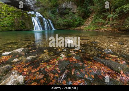 Cascade de la source du Lison dans un havre de paix avec sa cascade entourée de forêt. Nans-sous-Sainte-Anne, Doubs, Bourgogne-Franche-Co Banque D'Images