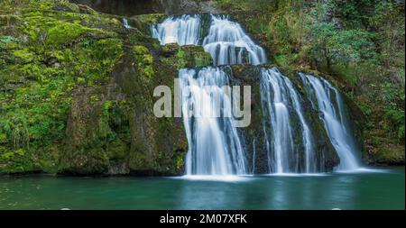 Cascade de la source du Lison dans un havre de paix avec sa cascade entourée de forêt. Bannière. Nans-sous-Sainte-Anne, Doubs, Bourgogne-FR Banque D'Images