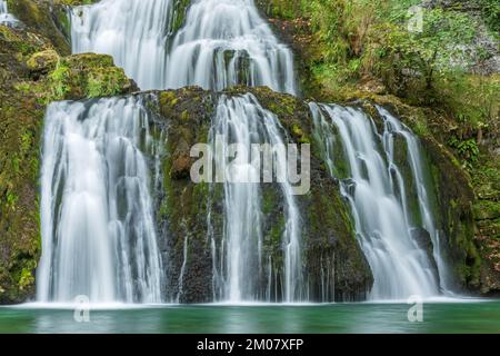 Cascade de la source du Lison dans un havre de paix avec sa cascade entourée de forêt. Nans-sous-Sainte-Anne, Doubs, Bourgogne-Franche-Co Banque D'Images