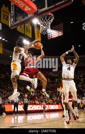 L'avant de Stanford Spencer Jones (14) tente un tir dans la première moitié du match de basket-ball de la NCAA contre l'État d'Arizona à Tempe, Arizona, dimanche, décembre Banque D'Images