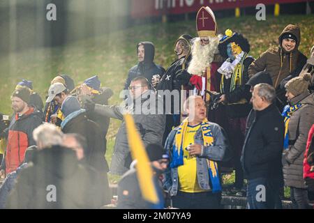 Deinze, Belgique. 04th décembre 2022. Sinterklaas et Piet jaune bleu photographiés lors d'un match de football entre KMSK Deinze et SK Beveren pendant le 16 e match de la Challenger Pro League pour la saison 2022-2023, le dimanche 4 décembre 2022 à Deinze, Belgique . PHOTO STIJN AUDOOREN | SPORTPIX Credit: David Catry/Alay Live News Banque D'Images