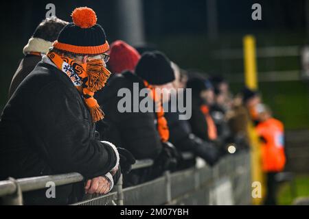 Deinze, Belgique. 04th décembre 2022. Supporters Deinze photographié lors d'un match de football entre KMSK Deinze et SK Beveren lors du 16 e match de la Challenger Pro League pour la saison 2022-2023, le dimanche 4 décembre 2022 à Deinze, Belgique . PHOTO STIJN AUDOOREN | SPORTPIX Credit: David Catry/Alay Live News Banque D'Images