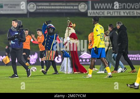 Deinze, Belgique. 04th décembre 2022. Zwarte Piet en Sinterklaas photographié avant un match de football entre KMSK Deinze et SK Beveren pendant le 16 e match de la Challenger Pro League pour la saison 2022-2023, le dimanche 4 décembre 2022 à Deinze, Belgique . PHOTO STIJN AUDOOREN | SPORTPIX Credit: David Catry/Alay Live News Banque D'Images