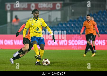 Deinze, Belgique. 04th décembre 2022. Sheldon bateau (44) de Beveren photographié lors d'un match de football entre KMSK Deinze et SK Beveren pendant le 16 e match de la Challenger Pro League pour la saison 2022-2023, le dimanche 4 décembre 2022 à Deinze, Belgique . PHOTO STIJN AUDOOREN | SPORTPIX Credit: David Catry/Alay Live News Banque D'Images