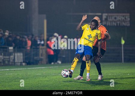 Deinze, Belgique. 04th décembre 2022. Dieumerci Mbokani (70) de Beveren photographié lors d'un match de football entre KMSK Deinze et SK Beveren pendant le 16 e match de la Challenger Pro League pour la saison 2022-2023, le dimanche 4 décembre 2022 à Deinze, Belgique . PHOTO STIJN AUDOOREN | SPORTPIX Credit: David Catry/Alay Live News Banque D'Images