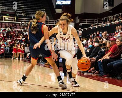 04 décembre 2022 Palo Alto CA, États-Unis Elena Bosgana, garde de Stanford (20), va dans le panier lors du match de basket-ball féminin NCAA entre Gonzaga Bulldogs et le Cardinal de Stanford. Stanford a battu Gonzaga 84-63 au pavillon des temples Palo Alto, CA. Thurman James /CSM Banque D'Images