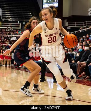 04 décembre 2022 Palo Alto CA, États-Unis Elena Bosgana, garde de Stanford (20), va dans le panier lors du match de basket-ball féminin NCAA entre Gonzaga Bulldogs et le Cardinal de Stanford. Stanford a battu Gonzaga 84-63 au pavillon des temples Palo Alto, CA. Thurman James /CSM Banque D'Images