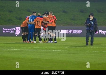 Deinze, Belgique. 04th décembre 2022. Team Deinze photographié avant un match de football entre KMSK Deinze et SK Beveren lors du 16 e match de la Challenger Pro League pour la saison 2022-2023, le dimanche 4 décembre 2022 à Deinze, Belgique . PHOTO STIJN AUDOOREN | SPORTPIX Credit: David Catry/Alay Live News Banque D'Images