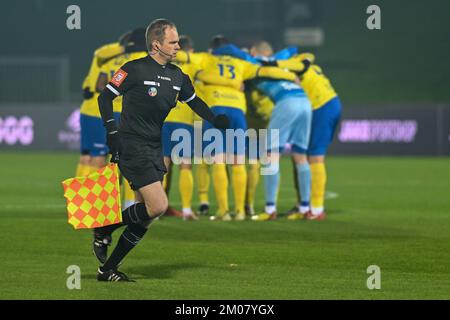 Deinze, Belgique. 04th décembre 2022. L'arbitre adjoint Koen Thijs photographié avant un match de football entre KMSK Deinze et SK Beveren lors du 16 e match de la Challenger Pro League pour la saison 2022-2023, le dimanche 4 décembre 2022 à Deinze, Belgique . PHOTO STIJN AUDOOREN | SPORTPIX Credit: David Catry/Alay Live News Banque D'Images