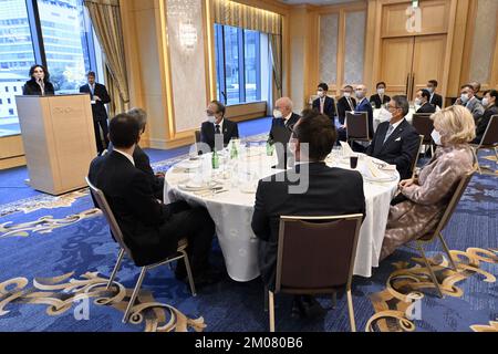 La ministre fédérale Hadja Lahbib et la princesse Astrid de Belgique ont pris la photo lors d'un déjeuner de travail à Tokyo, lors de la Mission économique belge au Japon, le lundi 05 décembre 2022. Une délégation avec la princesse et divers ministres se rendra à Tokyo, Nagoya, Osaka et Kyoto. BELGA PHOTO ERIC LALMAND Banque D'Images