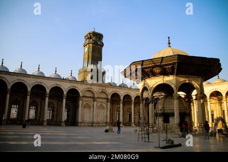 Le Caire, bande de Gaza, Égypte. 2nd décembre 2022. Le Caire, Égypte. 02 décembre 2022. La Grande Mosquée de Muhammad Ali Pasha dans la Citadelle du Caire, Egypte. La Grande Mosquée de Muhammad Ali Pasha est l'une des mosquées les plus célèbres de la ville du Caire et une attraction touristique majeure. Il a été commandé par Muhammad Ali Pasha entre 1830 et 1848, et il a été construit dans le style ottoman et modelé sur la mosquée du Sultan Ahmed à Istanbul. Muhammad Ali Pasha a été enterré plus tard dans la cour de la mosquée (Credit image: © Ahmad Hasaballah/IMAGESLIVE via ZUMA Press Wire) Banque D'Images