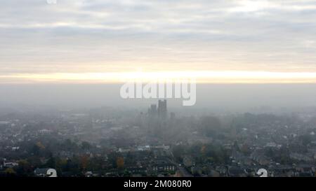 La « hanche des Fens », cathédrale d'Ely, se dresse au-dessus de la brume et du brouillard entourant Ely, Cambridgeshire, Royaume-Uni, sur 1 décembre 2022. Banque D'Images