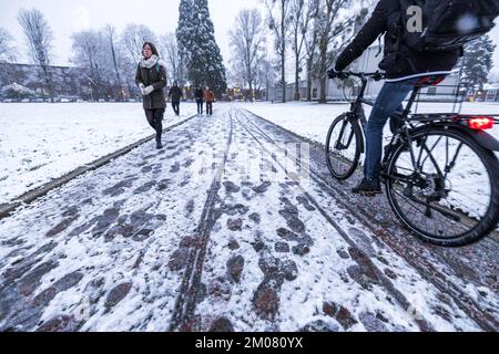 HEERLEN - la première neige de cet hiver est tombée. Plusieurs endroits du Limbourg Sud sont couverts d'une fine couche de neige. ANP MARCEL VAN HOORN pays-bas - belgique sortie Banque D'Images