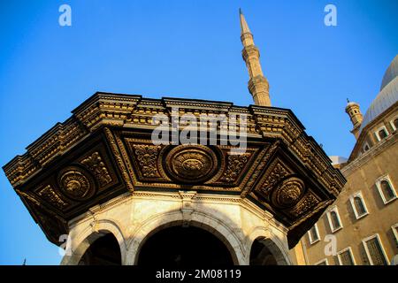 Le Caire, bande de Gaza, Égypte. 2nd décembre 2022. Le Caire, Égypte. 02 décembre 2022. La Grande Mosquée de Muhammad Ali Pasha dans la Citadelle du Caire, Egypte. La Grande Mosquée de Muhammad Ali Pasha est l'une des mosquées les plus célèbres de la ville du Caire et une attraction touristique majeure. Il a été commandé par Muhammad Ali Pasha entre 1830 et 1848, et il a été construit dans le style ottoman et modelé sur la mosquée du Sultan Ahmed à Istanbul. Muhammad Ali Pasha a été enterré plus tard dans la cour de la mosquée (Credit image: © Ahmad Hasaballah/IMAGESLIVE via ZUMA Press Wire) Banque D'Images