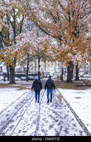 HEERLEN - la première neige de cet hiver est tombée. Plusieurs endroits du Limbourg Sud sont couverts d'une fine couche de neige. ANP MARCEL VAN HOORN pays-bas - belgique sortie Banque D'Images