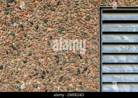 Grande grille de ventilation galvanisée sur le mur comme arrière-plan industriel Banque D'Images