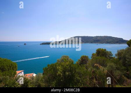 Vue de Porto Venere à l'île de Palmaria dans la mer Ligurienne en Italie. Banque D'Images