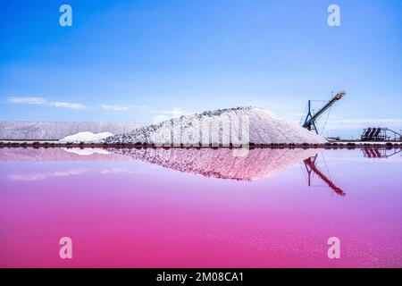 La production de sel, le lagon rose et les collines de la mer Méditerranée se trouvent à Aigues-mortes . Camargue, France. Photo de haute qualité Banque D'Images