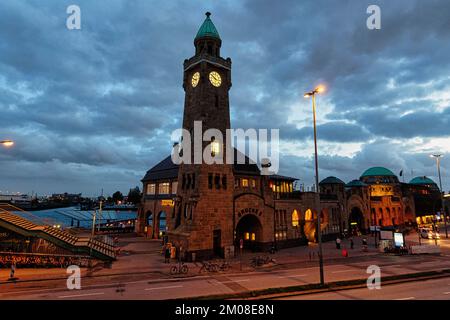 Tour de jauge, tour de l'horloge sur l'Elbe, site historique à la St. Ponts de Pauli Landing au crépuscule, vue d'en haut, rue Pauli, Hambourg, Allemagne, Euro Banque D'Images