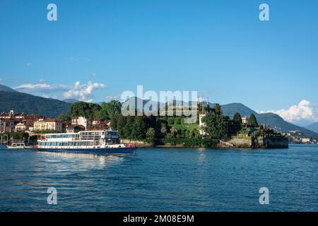 Lac majeur Italie, vue en été d'un ferry passant par Isola Bella - un palais pittoresque et célèbre jardin situé dans le lac majeur, Piémont, Italie Banque D'Images