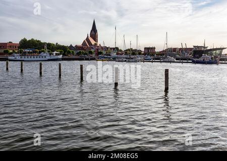 Vue sur la Barther Bodden jusqu'au port et à l'église St. Marien, Barth, Allemagne, Europe Banque D'Images