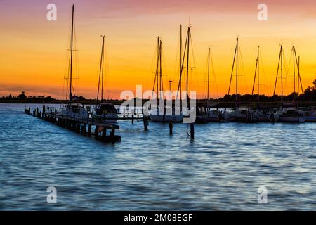 Bateaux à voile au crépuscule, aire de repos des voies navigables, longue exposition, port de Wustrow, Saaler Bodden, Fischland, Mer Baltique, Allemagne, Europe Banque D'Images