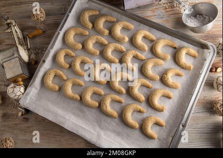Croissants à la vanille frais et faits maison cuits sur une plaque de cuisson Plat avec ustensiles de cuisine Banque D'Images