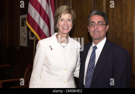 Administrateur Christine Todd Whitman avec les policiers de Miami , Environmental protection Agency Banque D'Images